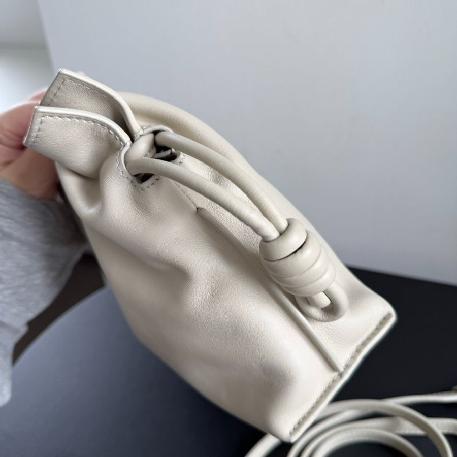 loewe mini福袋,奶油白 新款字母標 23.9*9*18cm 99新配件塵袋-3