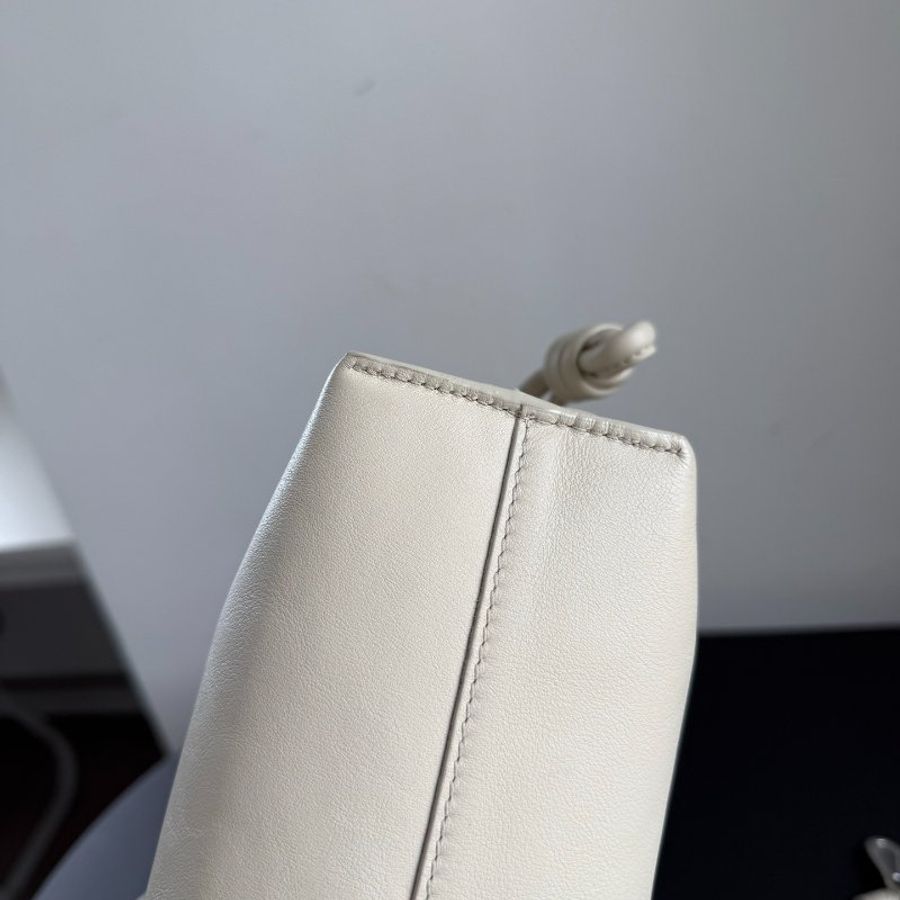 loewe mini福袋,奶油白 新款字母標 23.9*9*18cm 99新配件塵袋-4