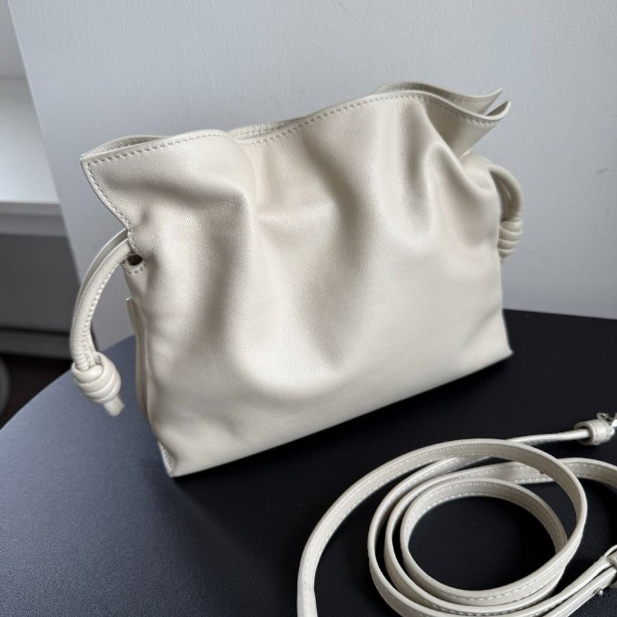 loewe mini福袋,奶油白 新款字母標 23.9*9*18cm 99新配件塵袋-5