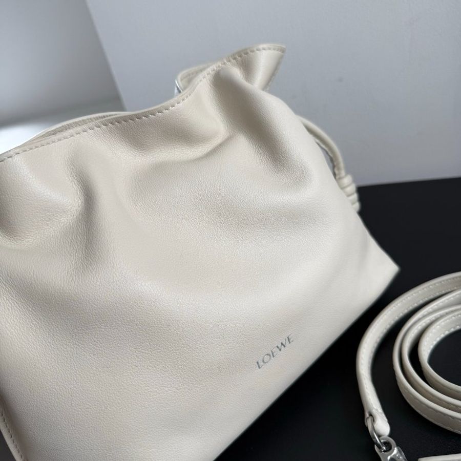 loewe mini福袋,奶油白 新款字母標 23.9*9*18cm 99新配件塵袋-6
