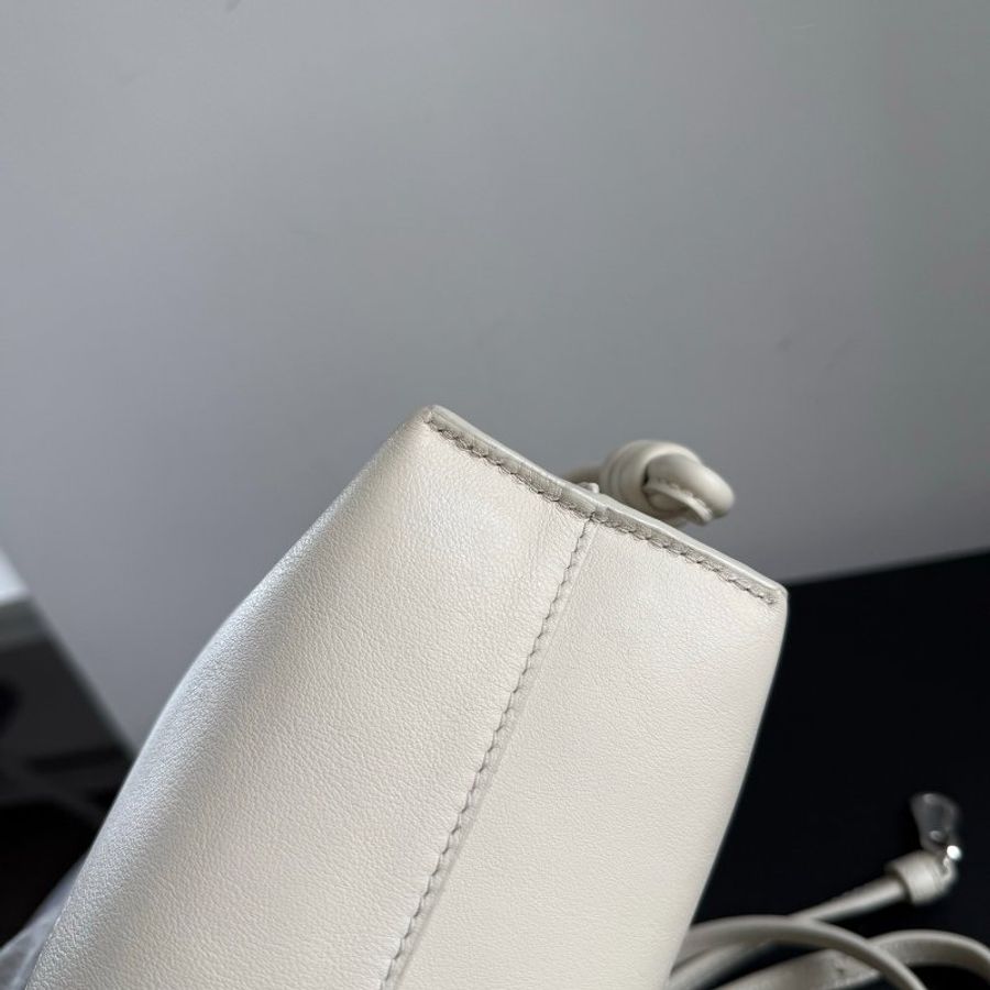 loewe mini福袋,奶油白 新款字母標 23.9*9*18cm 99新配件塵袋-7