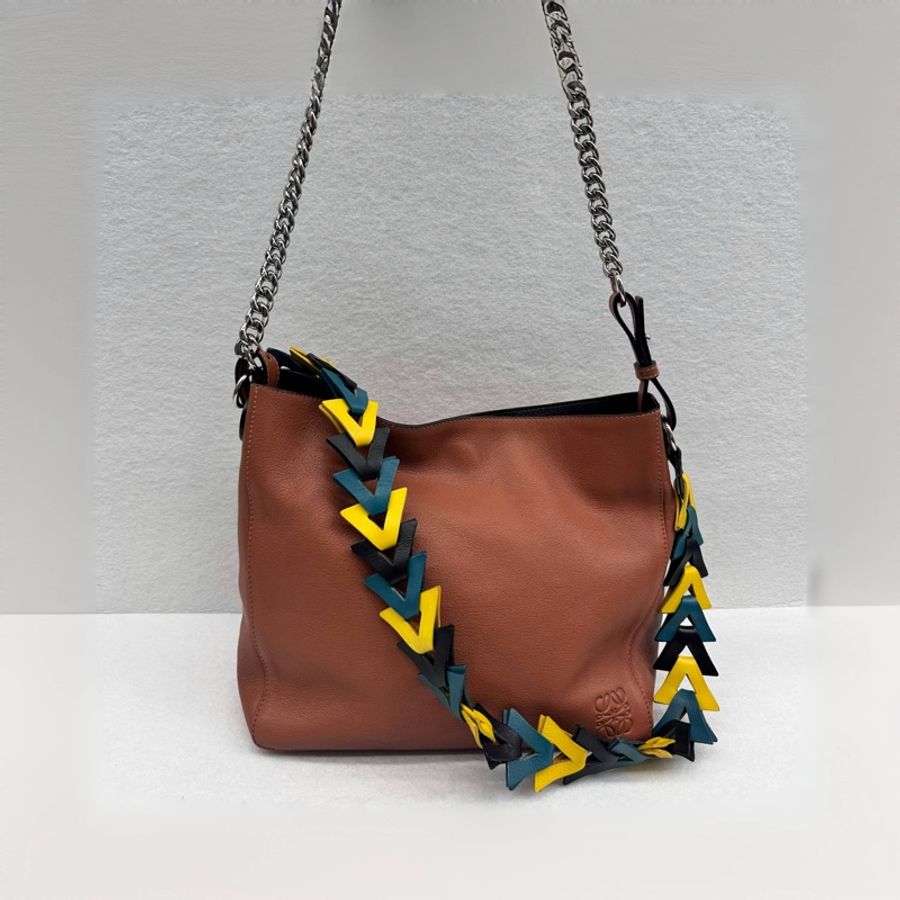 Loewe V line 秀款系列 金棕色 箭頭包 斜背包肩背包 側背包-2