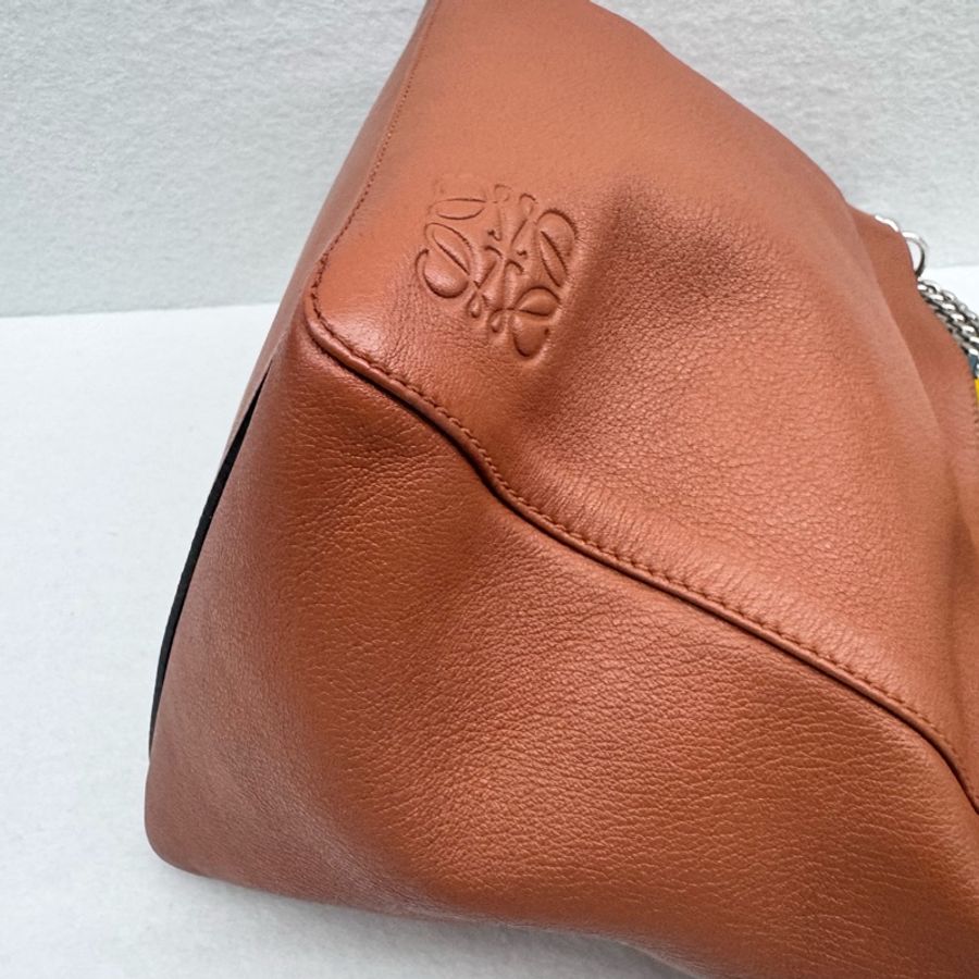 Loewe V line 秀款系列 金棕色 箭頭包 斜背包肩背包 側背包-4