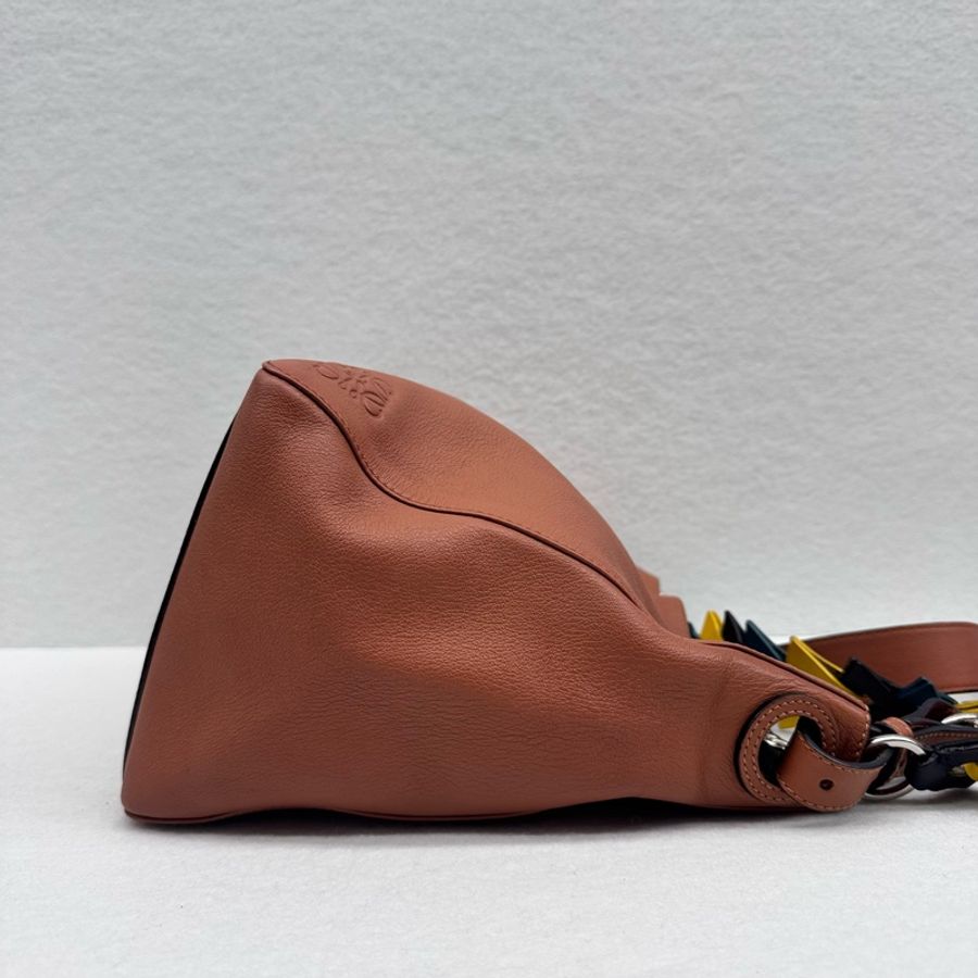 Loewe V line 秀款系列 金棕色 箭頭包 斜背包肩背包 側背包-13