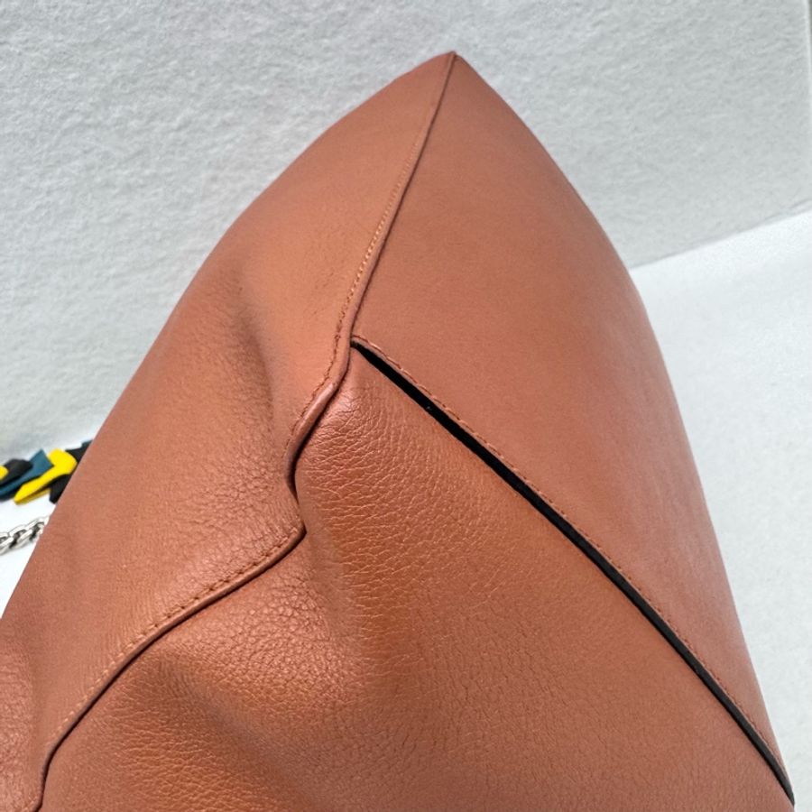 Loewe V line 秀款系列 金棕色 箭頭包 斜背包肩背包 側背包-17
