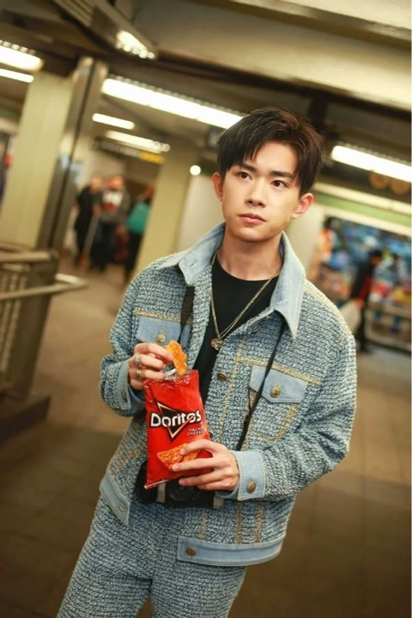 Chanel 18年易烊千玺同款蓝色粗花呢拼丹宁牛仔两口袋外套夹克上衣-6