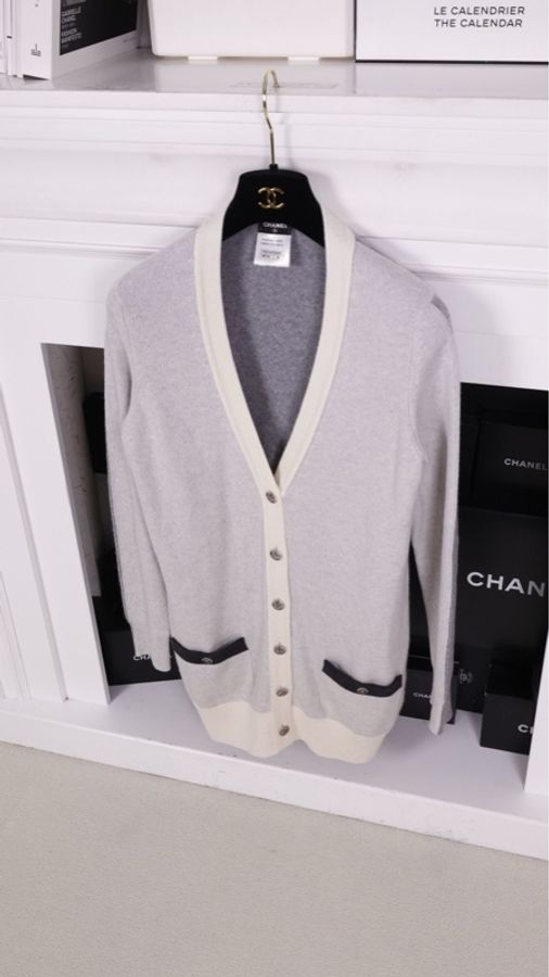 Chanel 13年灰色针织白色滚边山羊绒两口袋开衫外套-1