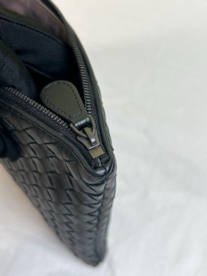 Bottega Veneta/葆蝶家 黑色編織手拿包 尺寸24*2*16-16