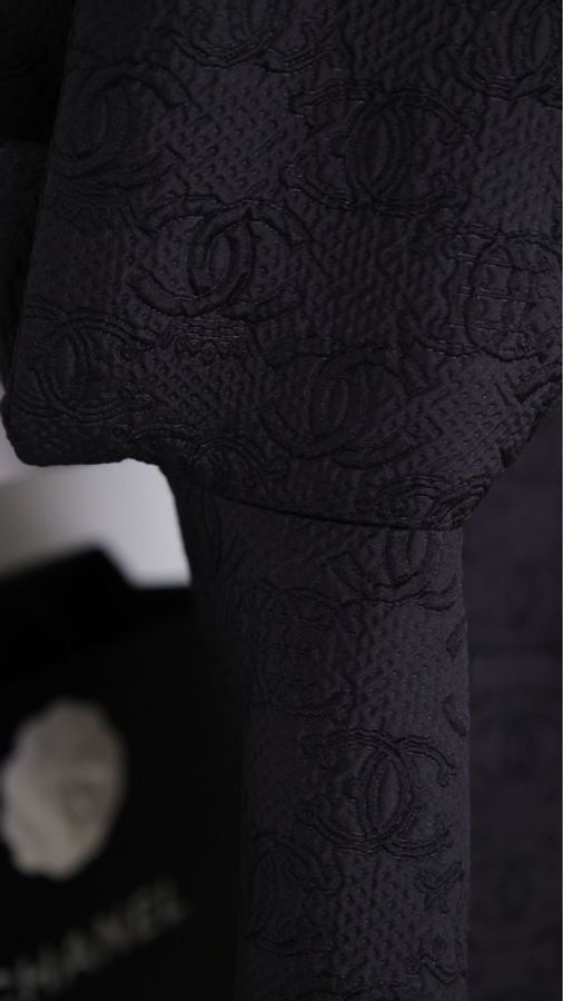 Chanel 21A高级手工坊女士城堡系列黑色浮雕logo外套-28