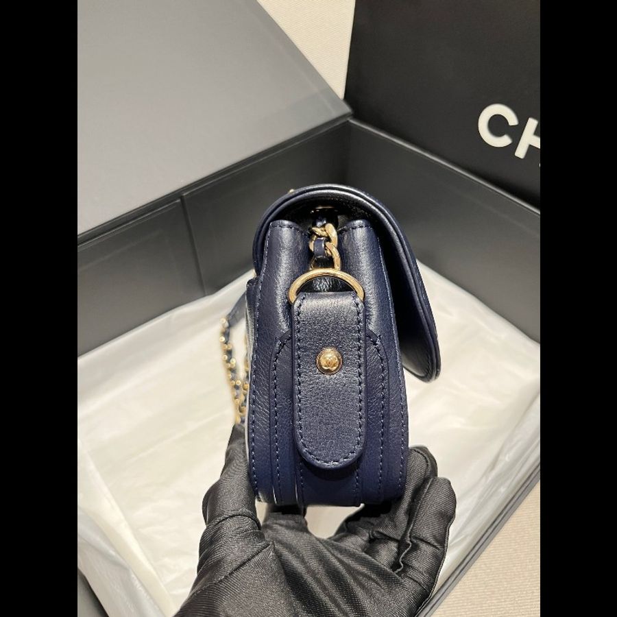 Chanel 藍色V紋郵差小豬包 肩背包斜背包-1