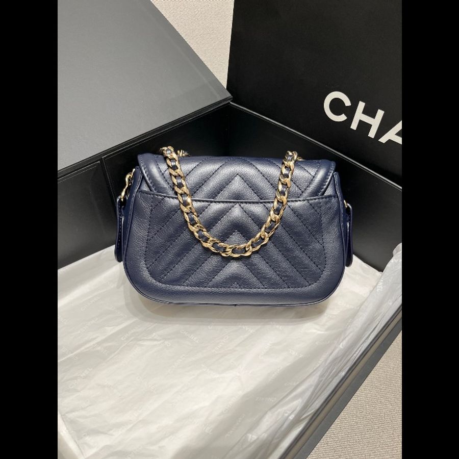 Chanel 藍色V紋郵差小豬包 肩背包斜背包-2