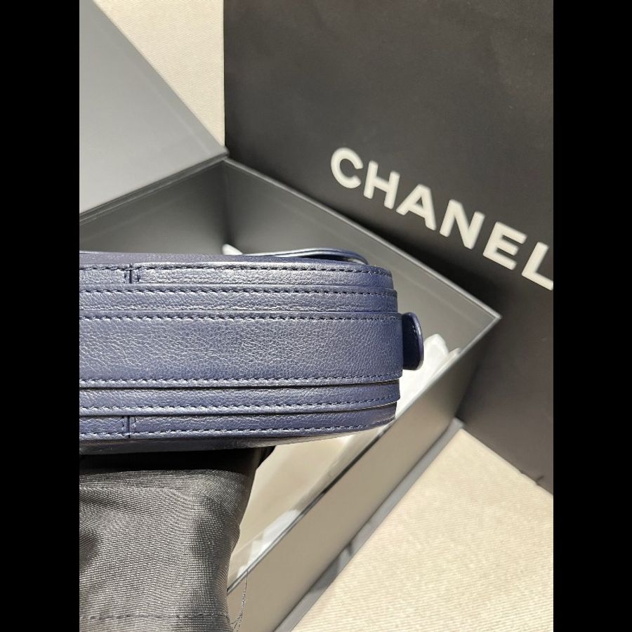 Chanel 藍色V紋郵差小豬包 肩背包斜背包-3