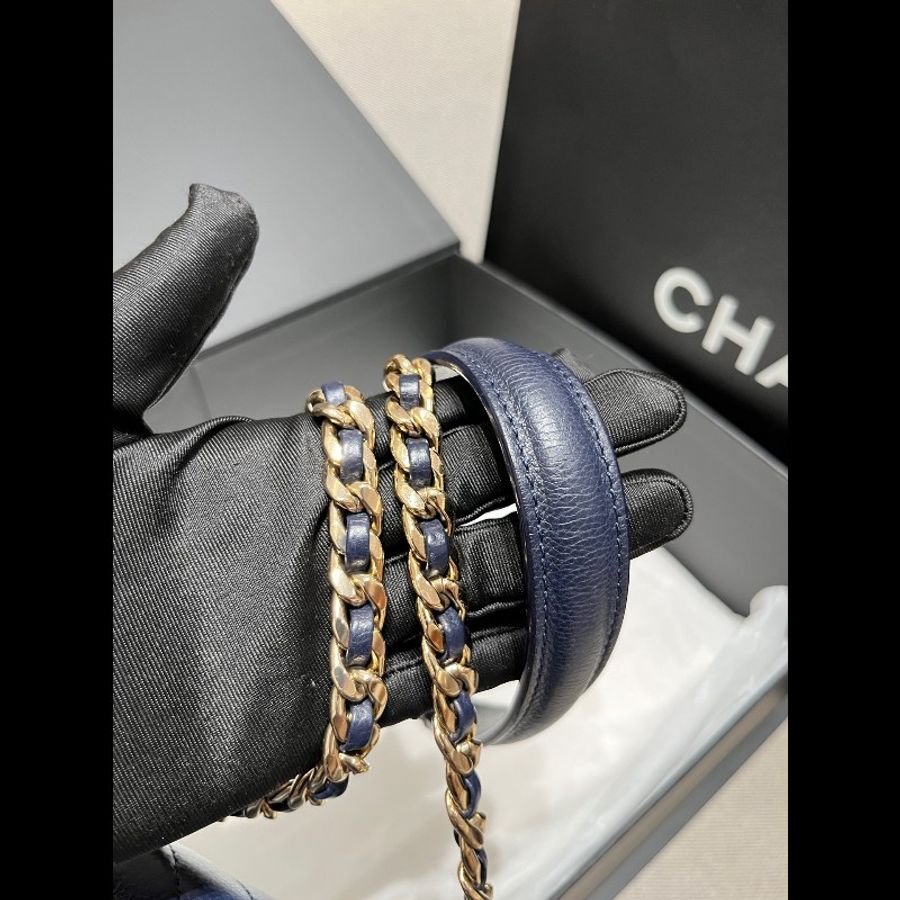 Chanel 藍色V紋郵差小豬包 肩背包斜背包-5