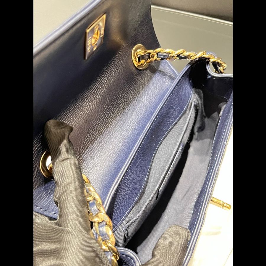 Chanel 藍色V紋郵差小豬包 肩背包斜背包-6