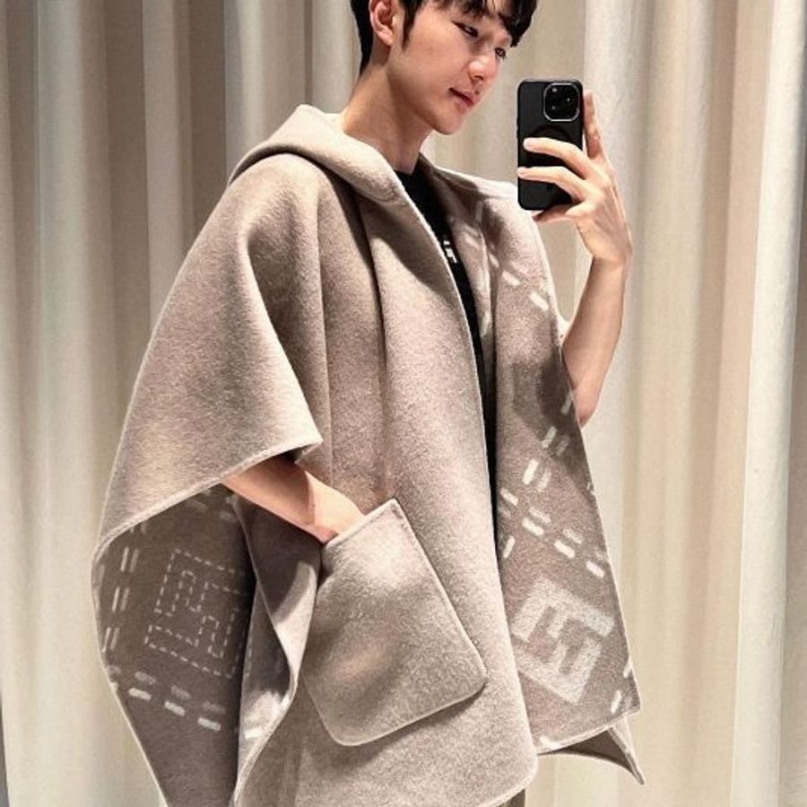FENDI 奶茶色 雙面 連帽 斗篷 披風 100% Cashmere FF LOGO-9