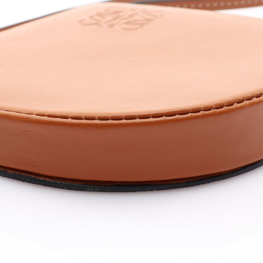 棕色牛皮 Heel Pouch Small 肩背包【LOEWE 羅威】 109.54.T14-9
