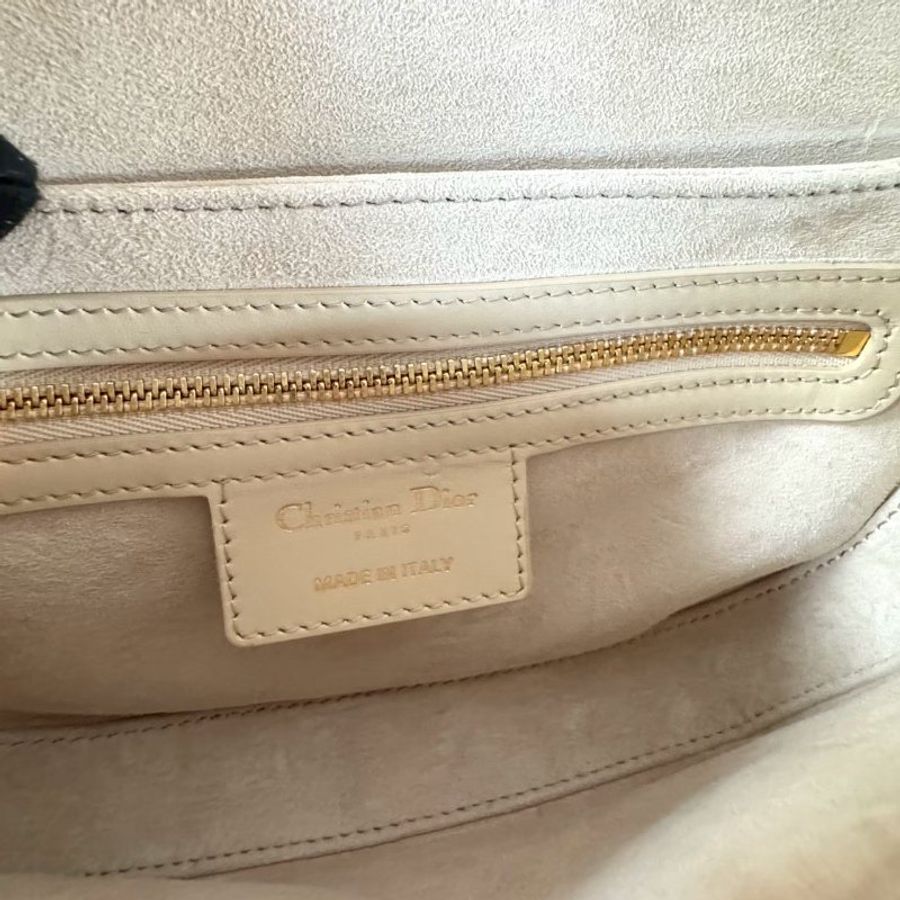 Dior Signature 奶茶色 CD壓紋 金鍊 橢圓 磁釦 斜背 相機包 M9280UZWS-9