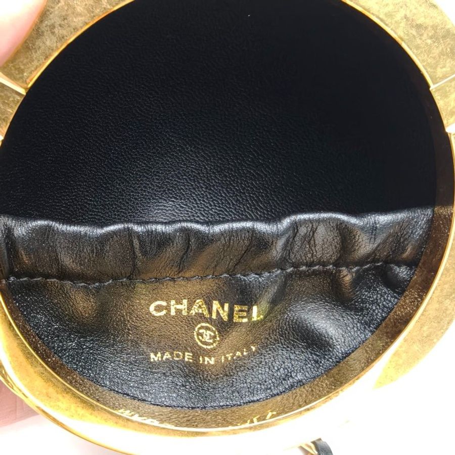 CHANEL CF季節款22早秋走秀款圓球包黑色羊皮金扣肩背包-4