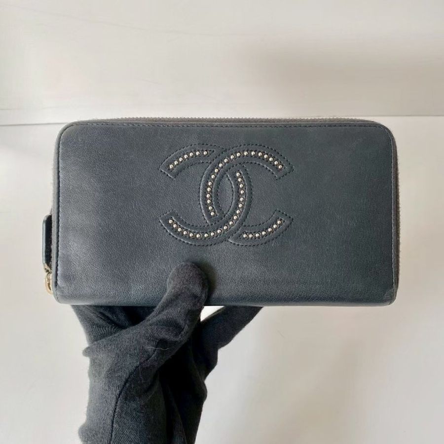 CHANEL 藍灰色 小羊皮 鉚釘 大雙C 拉鍊 8卡 長夾 A80333-6