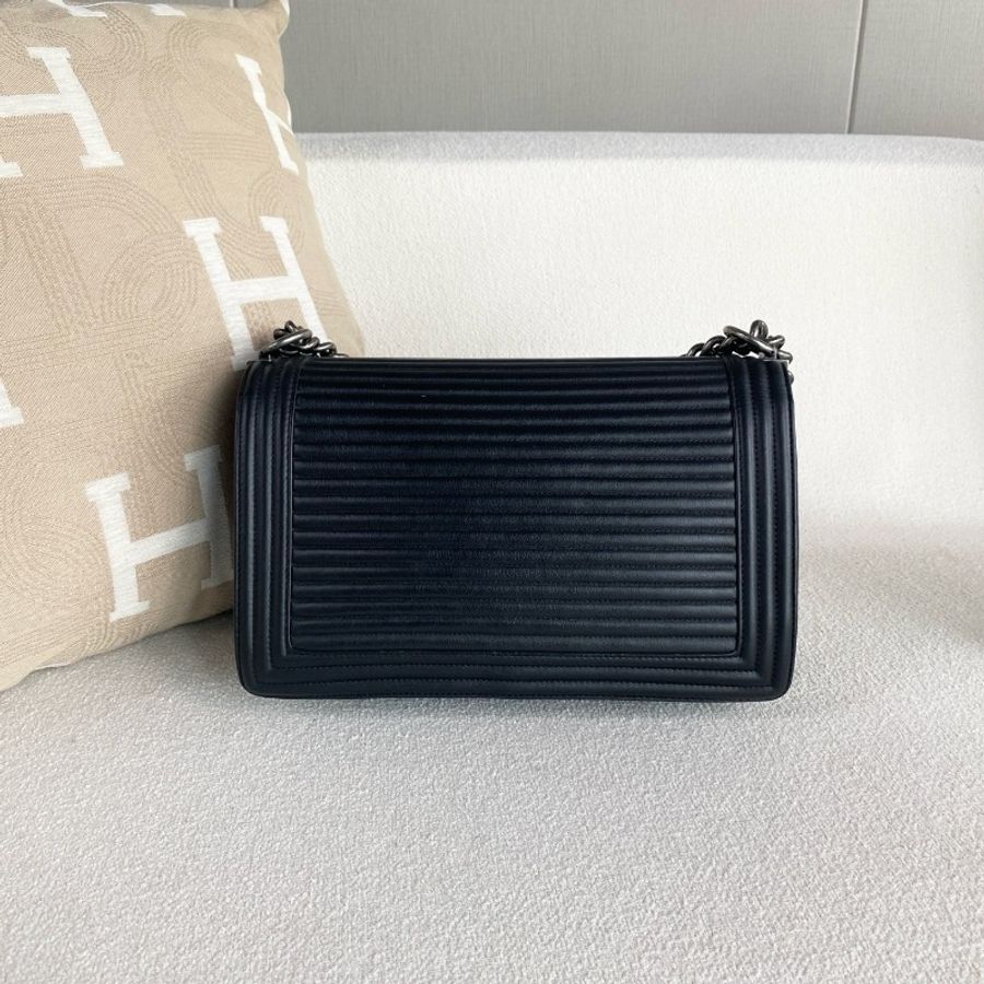 Chanel香奈兒黑銀橫紋Leboy中大號-2