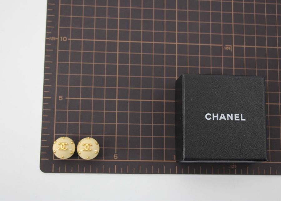 Chanel Vintage 96C 樹脂淺黃色豆豆耳環-16