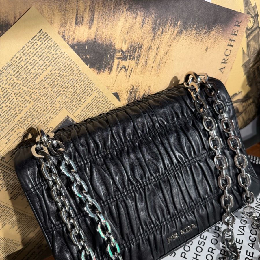 普拉達 PRADA Nappa Gaufre 經典 抓皺皮革 鏈帶包 黑色 斜背包 側背包-4