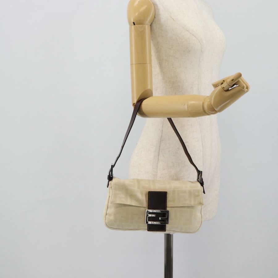 【日本直送】FENDI Zucca帆布Mamma Baguette肩背包 米色 銀色 正品 190260SAM-22