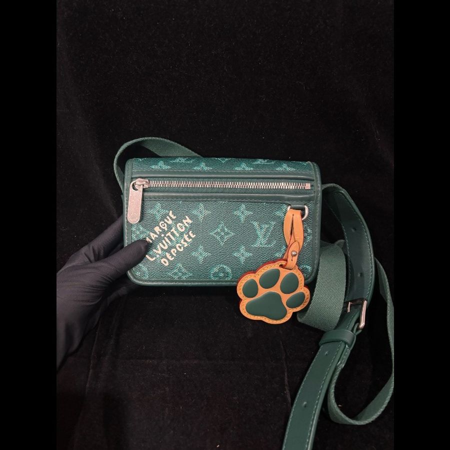 98新 Lv 小狗爪印斜揹包-0