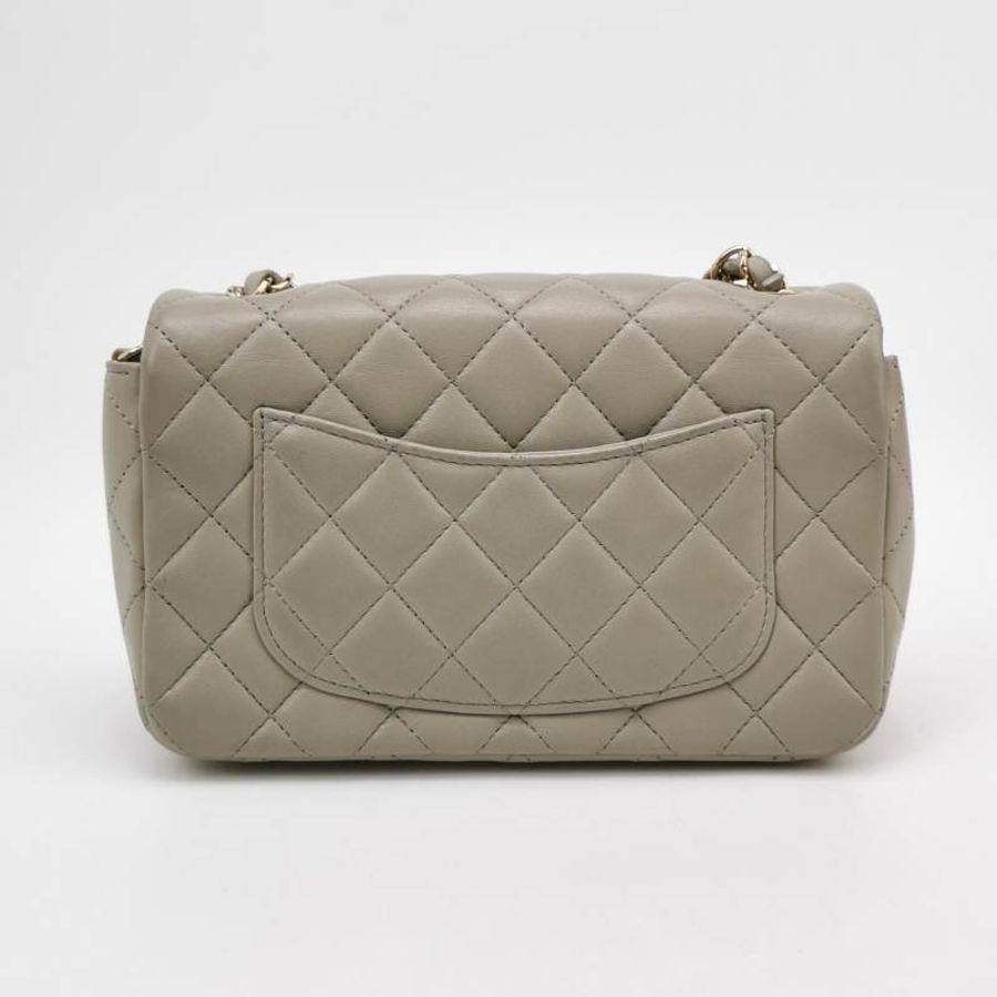 Chanel Classic Flap 季節限定款大mini羊皮純色菱格絎縫雙C扣皮穿鏈斜挎包單肩包-4