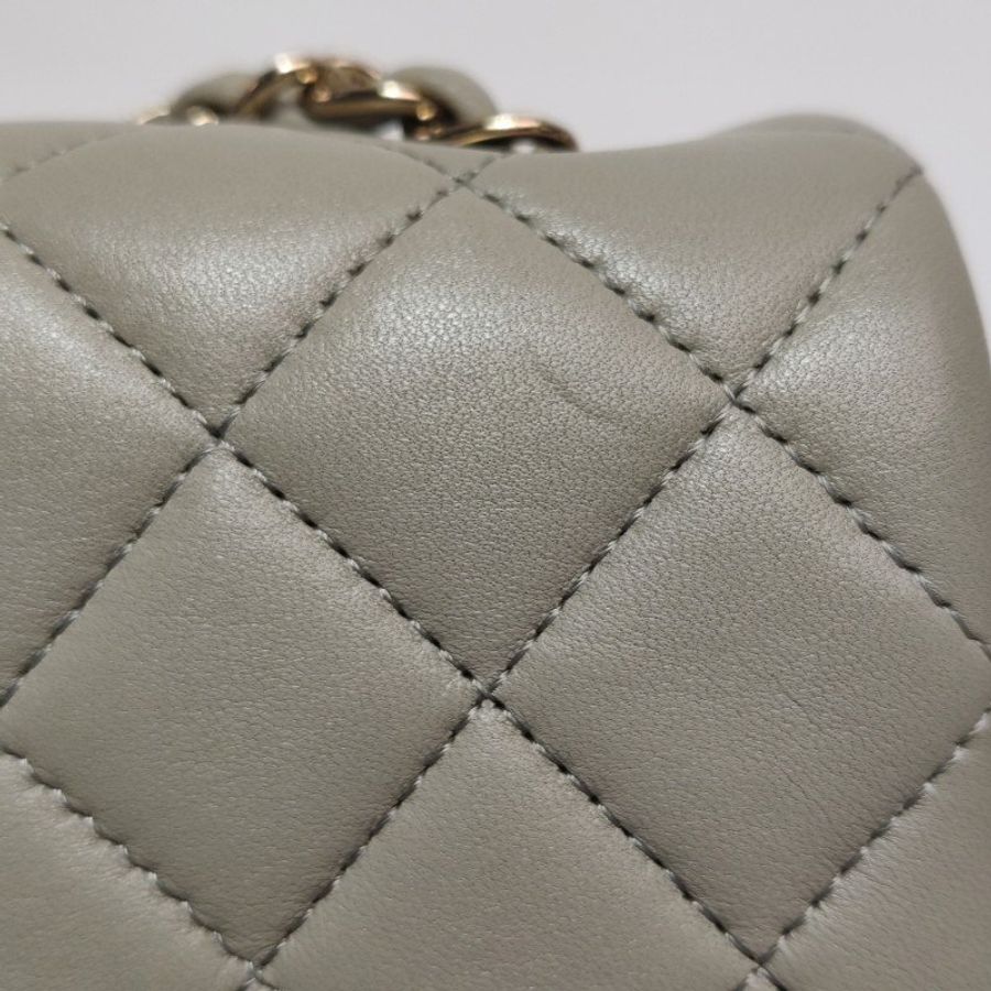 Chanel Classic Flap 季節限定款大mini羊皮純色菱格絎縫雙C扣皮穿鏈斜挎包單肩包-17