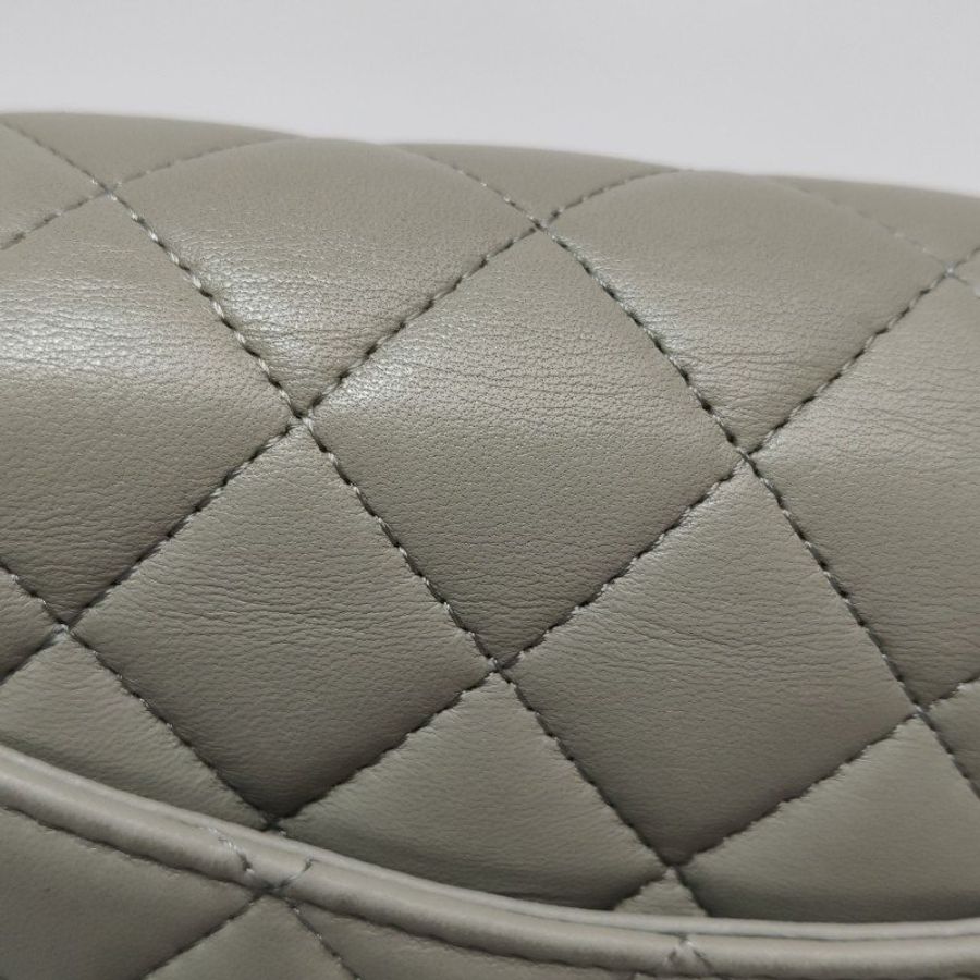 Chanel Classic Flap 季節限定款大mini羊皮純色菱格絎縫雙C扣皮穿鏈斜挎包單肩包-19