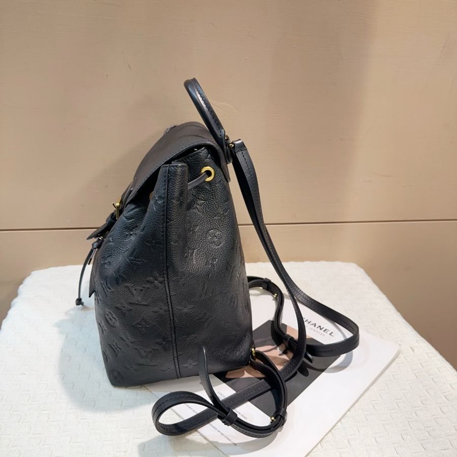 LV 黑牛皮壓紋Montsouris PM後背包-2
