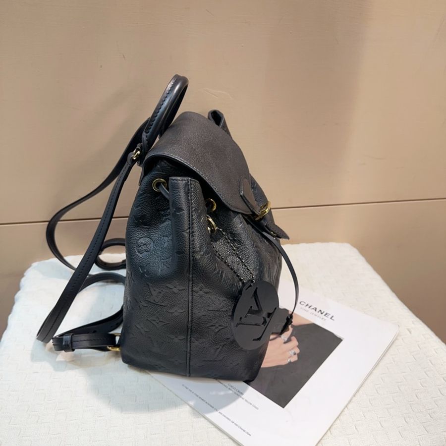 LV 黑牛皮壓紋Montsouris PM後背包-3
