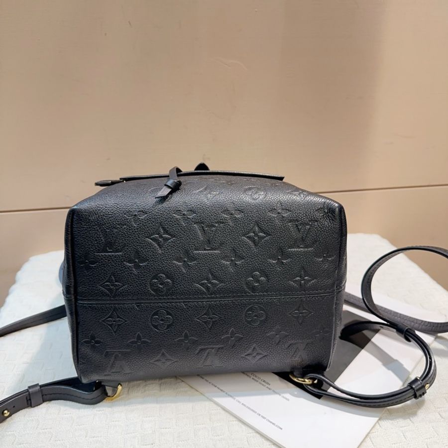 LV 黑牛皮壓紋Montsouris PM後背包-4