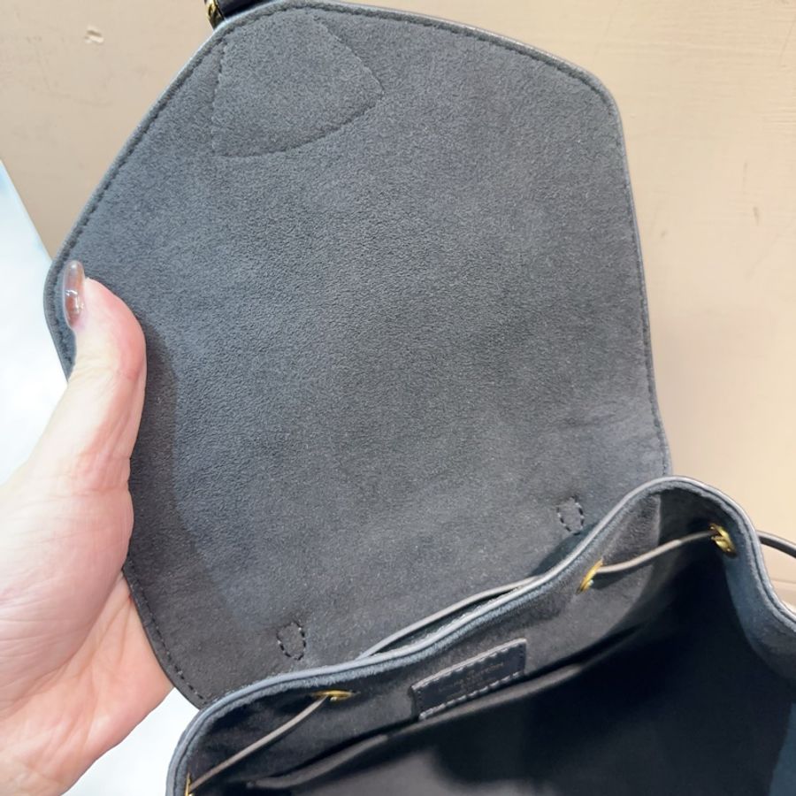 LV 黑牛皮壓紋Montsouris PM後背包-6