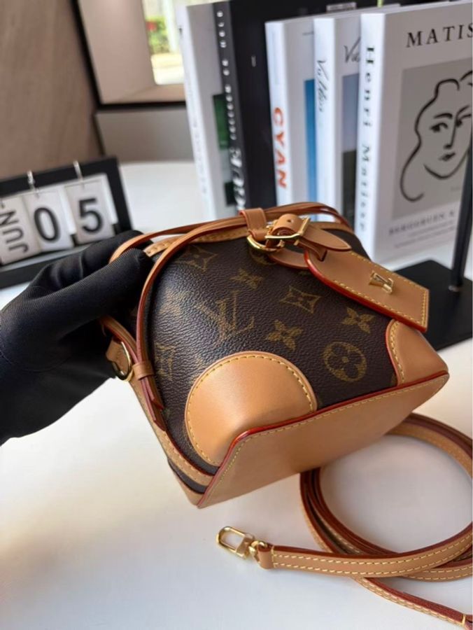 Louis Vuitton 路易威登 老花烧麦包,经典Monogram配色,芯片款,迷你尺寸,肩带可调节,斜挎单肩都能背-5
