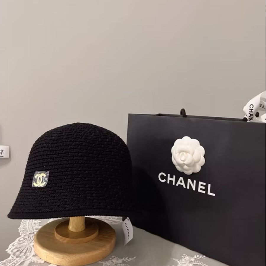 CHANEL 香奈兒《全新》2026 經典黑色CC鐘型帽|編織漁夫帽・鍋蓋帽|山茶花全配-1