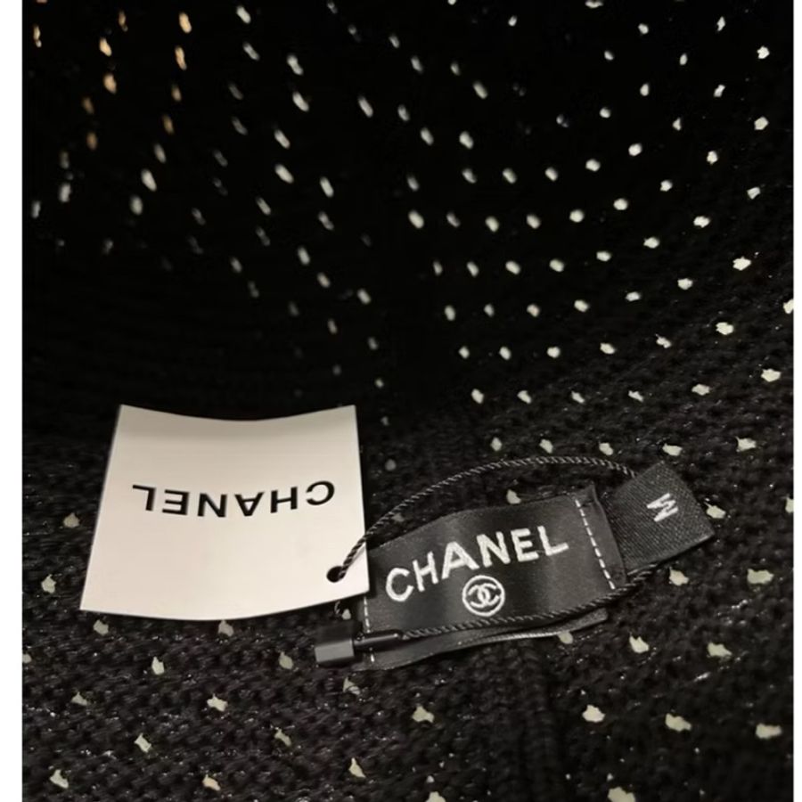 CHANEL 香奈兒《全新》2026 經典黑色CC鐘型帽|編織漁夫帽・鍋蓋帽|山茶花全配-12