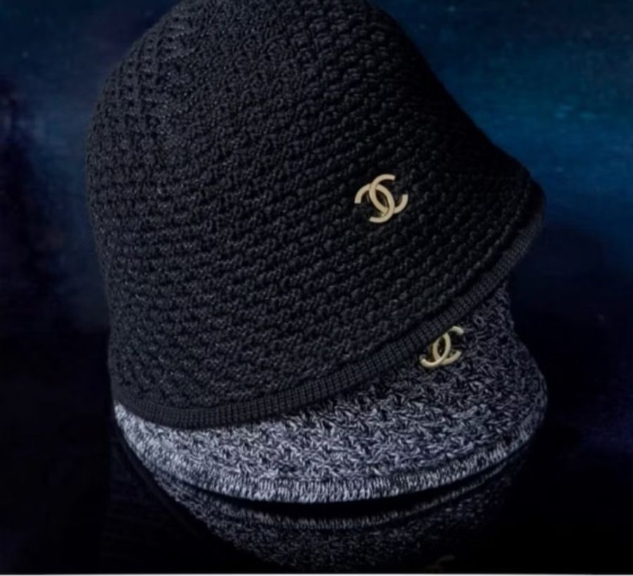 CHANEL 香奈兒《全新》2026 經典黑色CC鐘型帽|編織漁夫帽・鍋蓋帽|山茶花全配-15