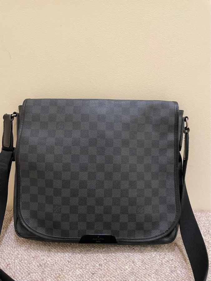 Louis Vuitton 路易威登經典黑棋盤格布魯克林男士郵差包中號 可斜挎單肩 肩帶可調節 尺寸:34x29x9cm。-1