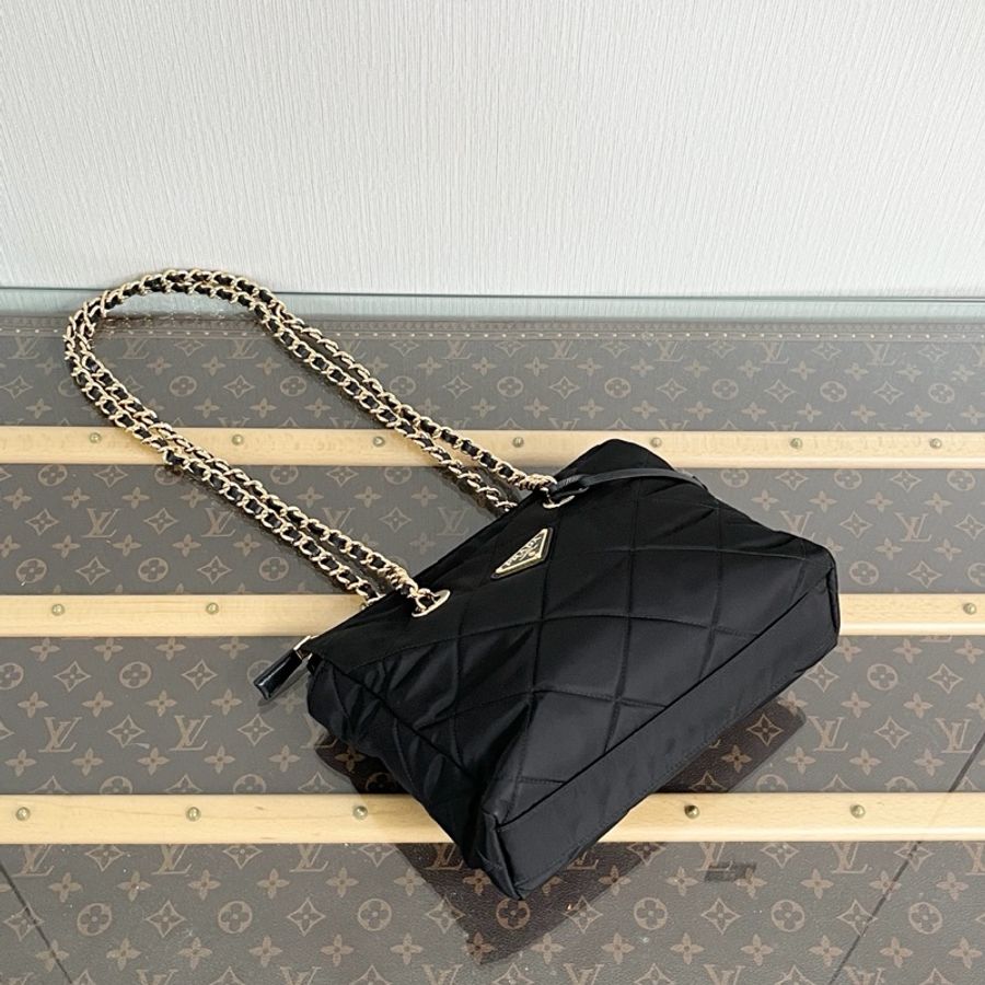 🖤 威選精品|PRADA Re-Edition 黑金鍊條肩背包 🖤-4