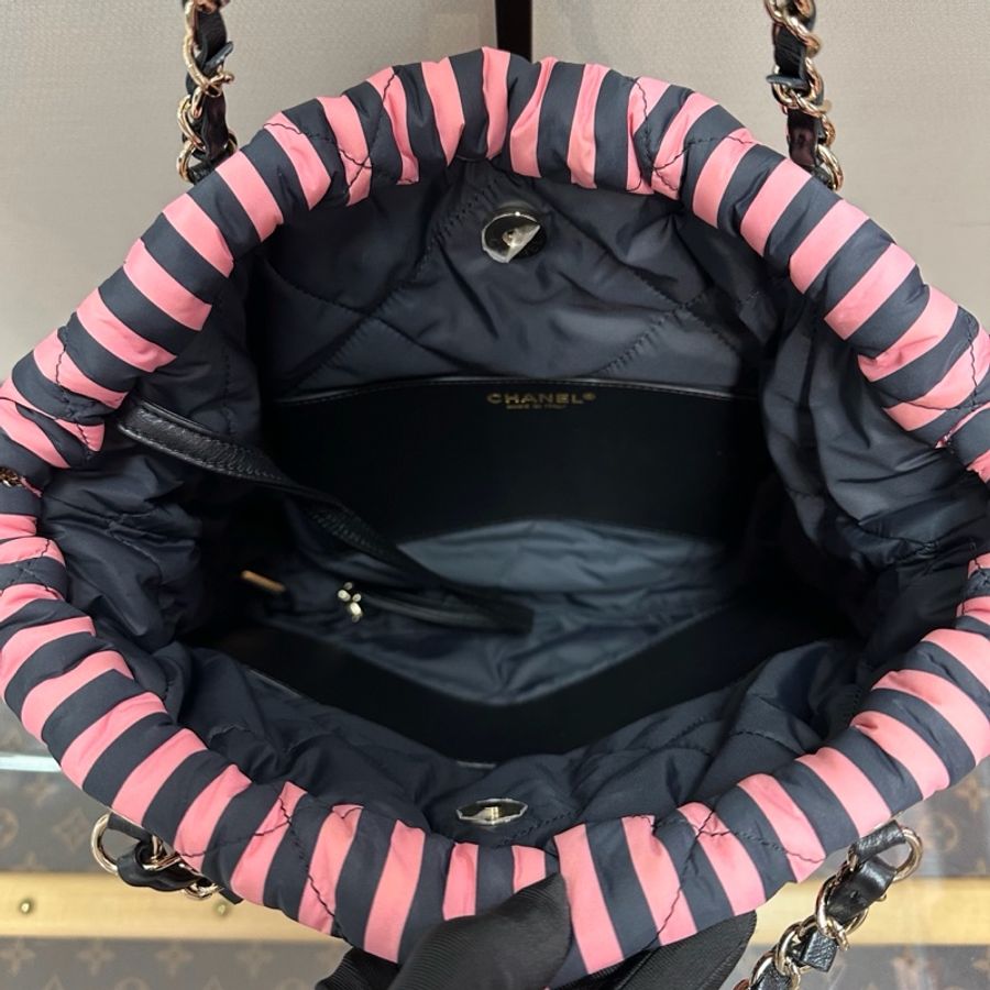🩷 威選精品|CHANEL Coco Beach 黑粉條紋金扣 秀款 手提/後背包 🩷-10