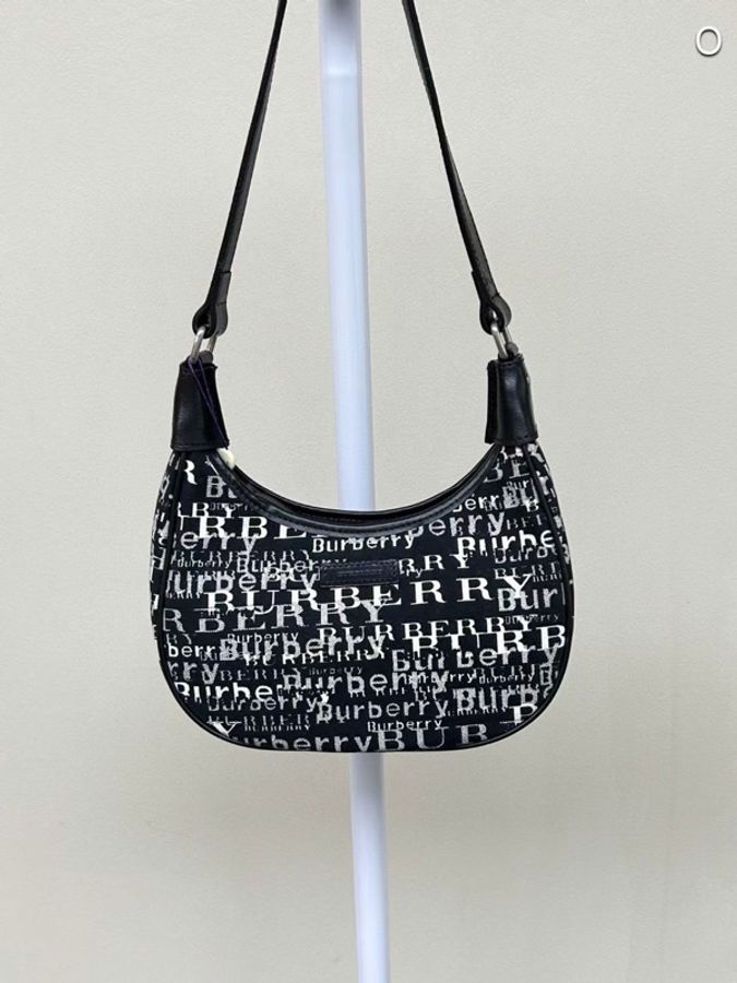 🖤 威選精品|BURBERRY 滿版 Logo 帆布月牙腋下包 🖤-0