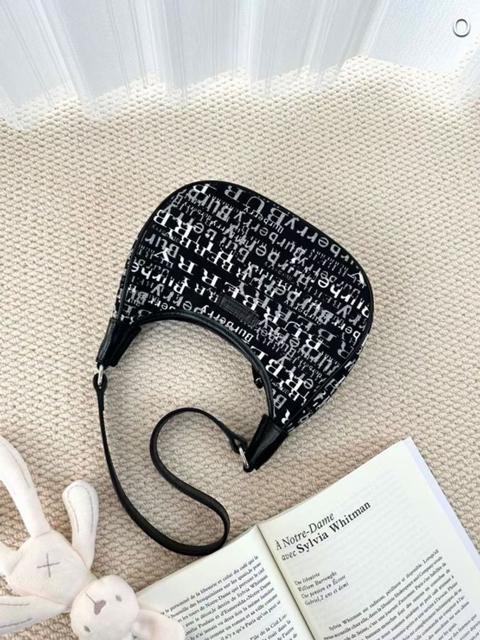 🖤 威選精品|BURBERRY 滿版 Logo 帆布月牙腋下包 🖤-9