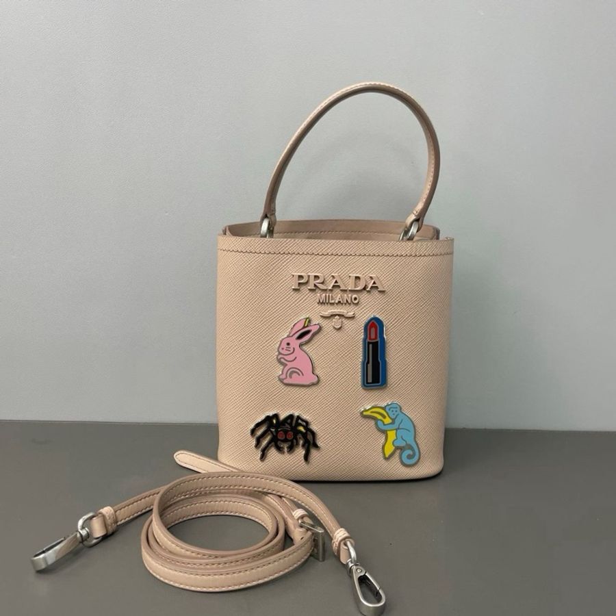 🤍 威選精品|PRADA Panier 徽章限定水桶包 🤍-5
