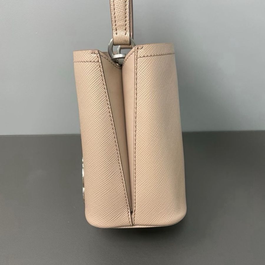 🤍 威選精品|PRADA Panier 徽章限定水桶包 🤍-9