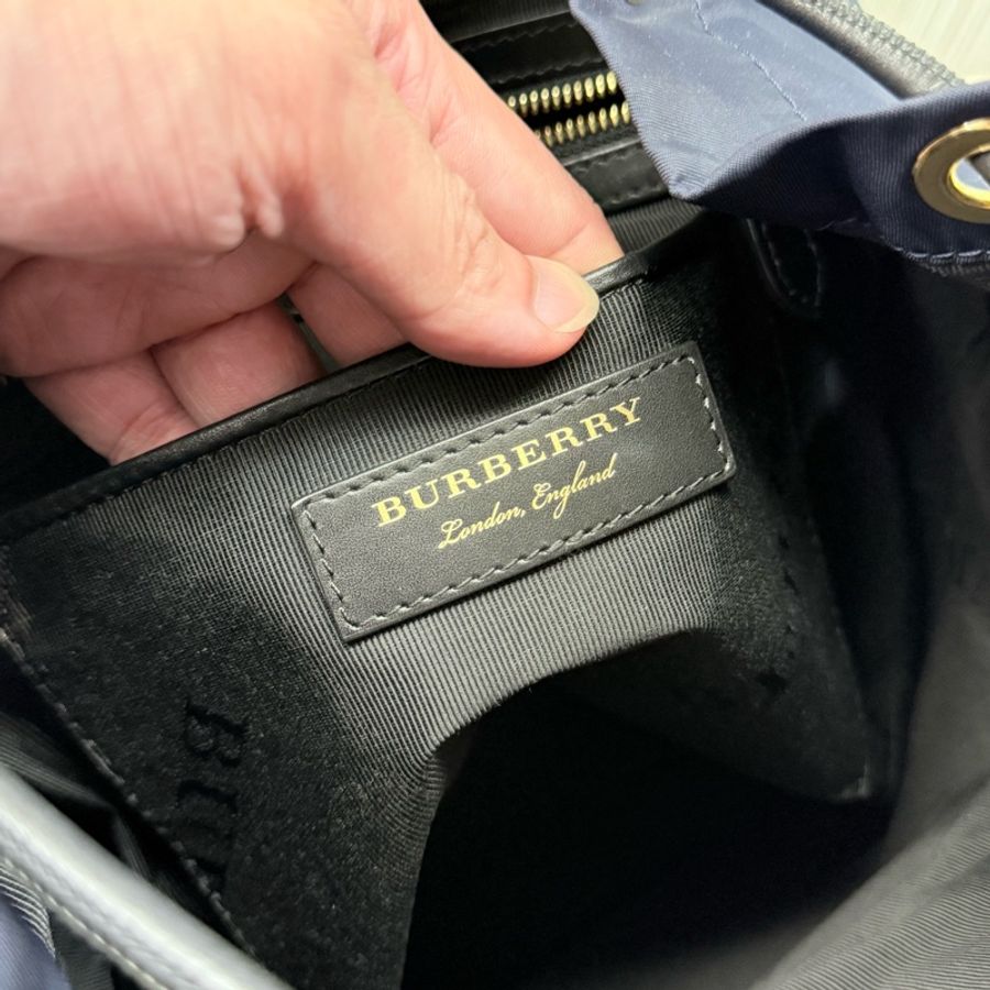 Burberry 深藍色金釦軍旅後背包-26
