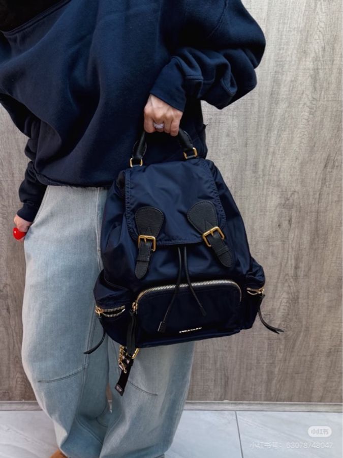 Burberry 深藍色金釦軍旅後背包-30