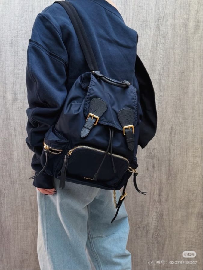 Burberry 深藍色金釦軍旅後背包-31