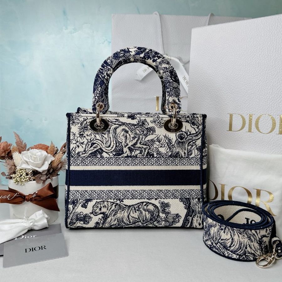 DIOR Lady D-Lite中號刺繡黛妃包-1